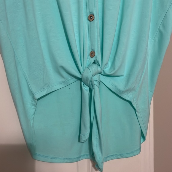 Light turquoise buttoned top - Picture 3 of 6